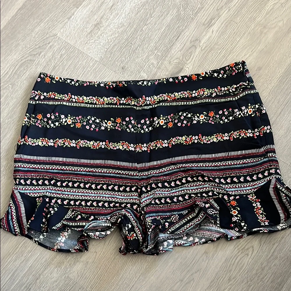 Floral Patterned Ruffle Shorts - Picture 4 of 7